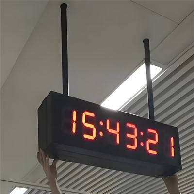 ساعة تناظرية مع مزامنة GPS